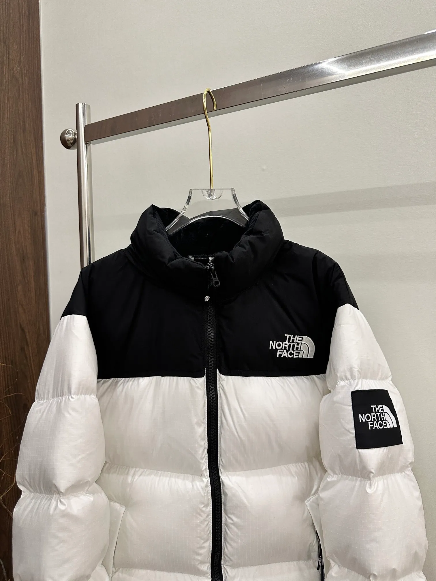 Top original version 💰P310 Style number: Y 101 #White The North Face /North Face Large plaid Same Style down jacket for men and women Trend vane Kanye Same Style! The pure original national standard 90 white duck down is fluffy and full, and has strong outdoor functions. The outer and inner fabrics are waterproof and have strong adhesive strength, which is water-proof, and the down filling is up to 350g! Don’t miss this super nice down jacket~. Feel free to wear Versatile, and feel free to go to the snow in winter. Complete range of water-washable laser markings! Black technology 3M waterproof treatment, regardless of rain and snow in winter! YKK original zipper restores Authentic, you deserve it this autumn and winter! Size:XS-XXL